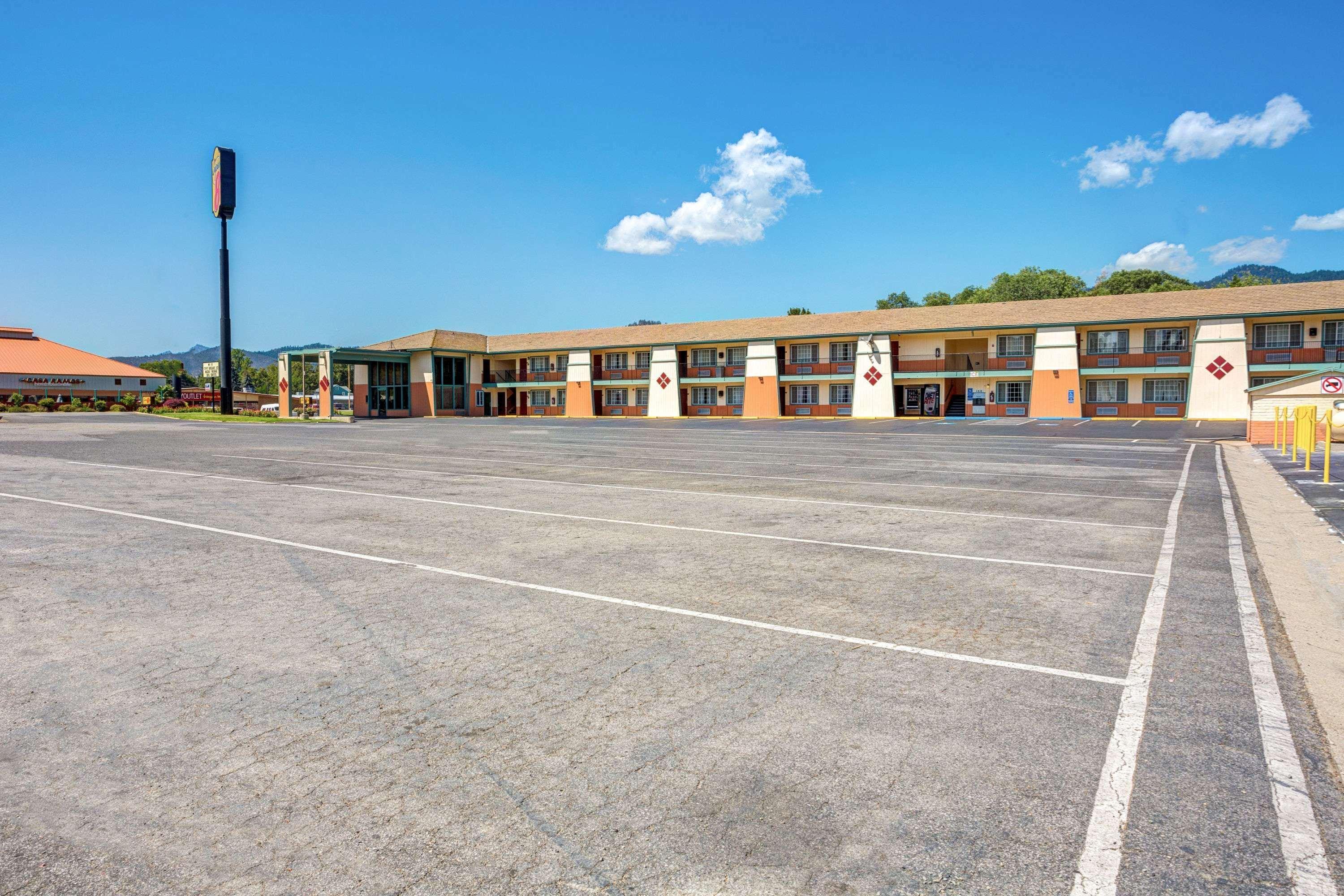Super 8 By Wyndham Yreka Hotel Exterior photo